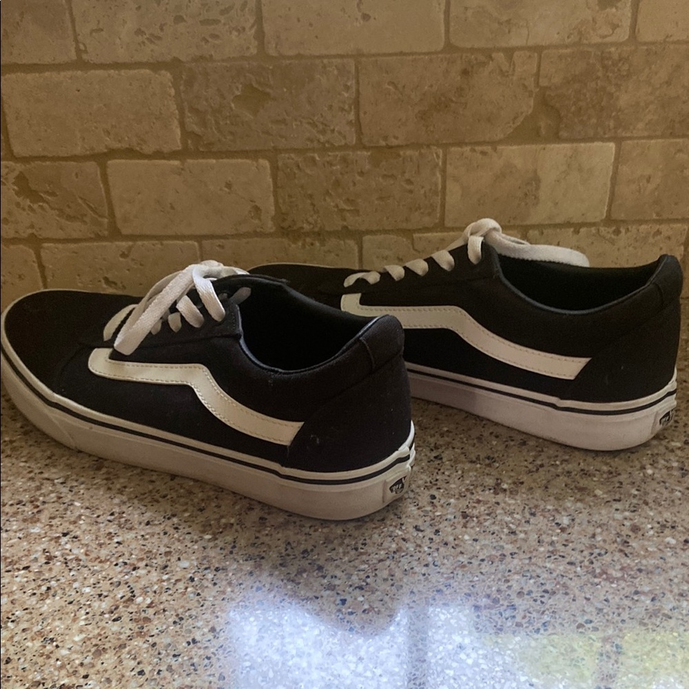 Vans Black and White Low-Top Shoes Size 9 Women’s